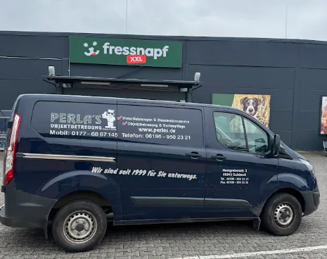 Perla’s Servicefahrzeug an einem Gewerbestandort