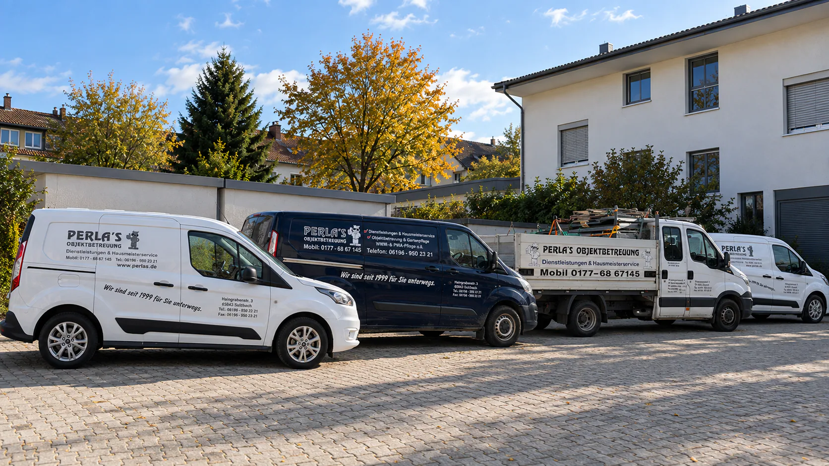 Perla’s Servicefahrzeuge und Lkw vor einer Wohnanlage
