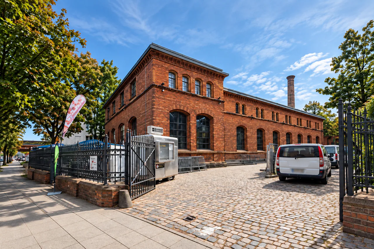 Historisches institutionelles Backsteingebäude mit gepflastertem Innenhof