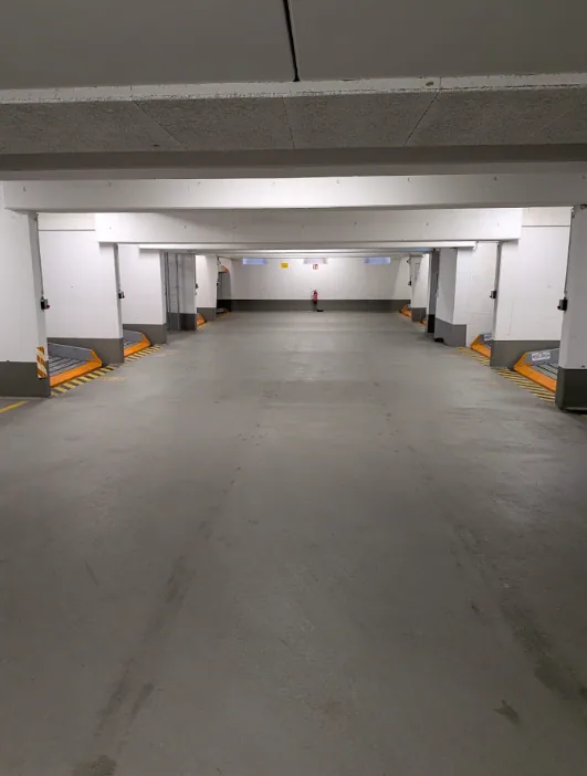 Saubere, hell ausgeleuchtete Fahrfläche einer von Perla’s betreuten Tiefgarage