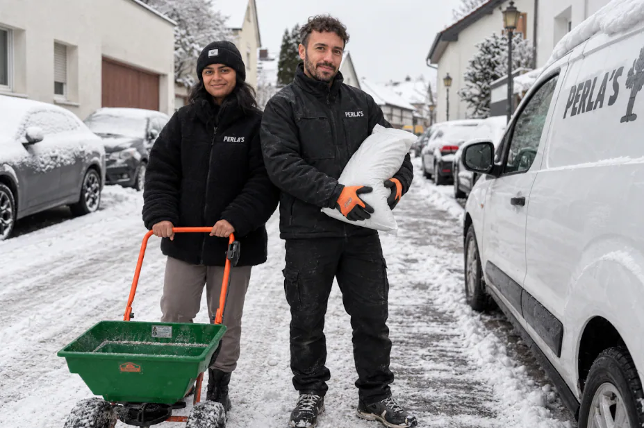 Mitarbeitende von Perla’s beim Winterdienst im Rhein-Main-Gebiet
