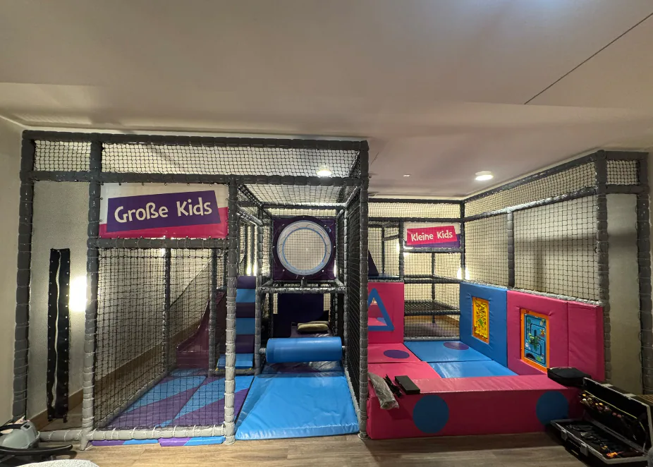 Gepflegter Indoor-Spielbereich