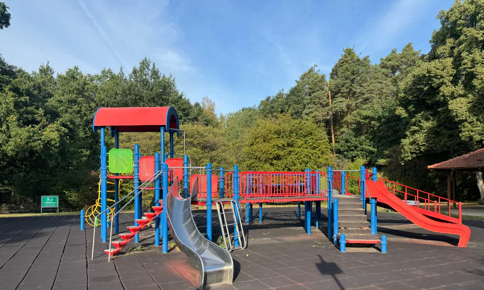 Heller und gepflegter Außenspielplatz mit modernen Spielgeräten