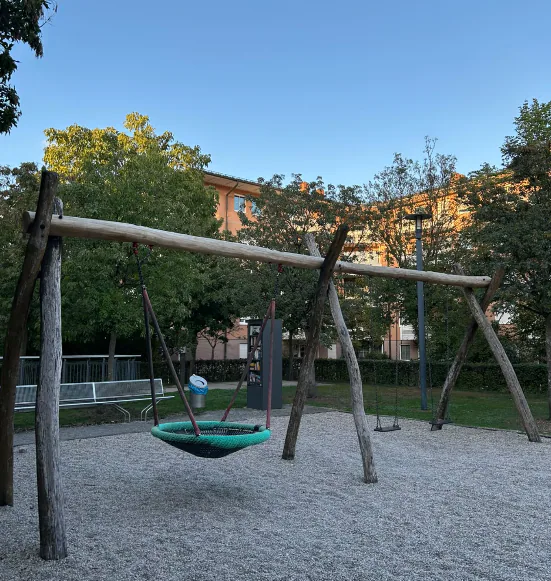 Großer Nestschaukelbereich auf einer gepflegten Außenspielfläche