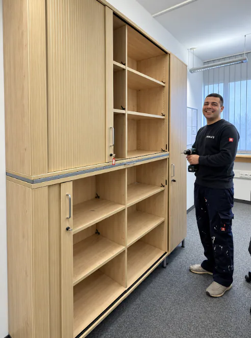 Mitarbeiter von Perla’s beim Einrichten eines Büroraums