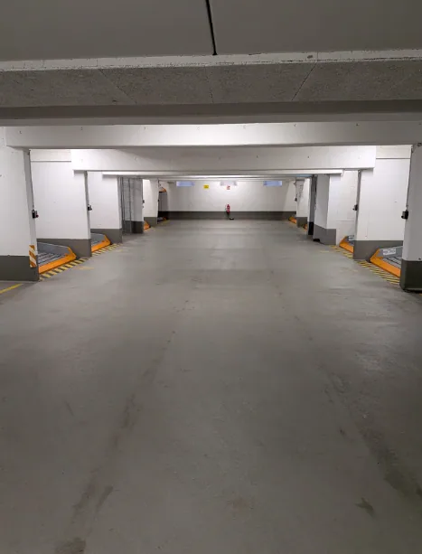 Gereinigte Stellfläche in einem Parkhaus